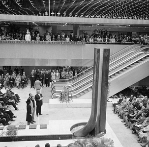 856136 Afbeelding van de inwerkingstelling van de door Jan Mulder ontworpen fontein door Prinses Beatrix in de ...